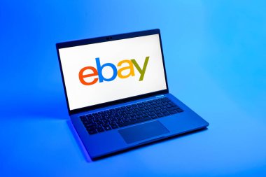 Prag, Çek Cumhuriyeti - 08 12 2025: ebay logosunu gösteren bir dizüstü bilgisayarın tepeden aşağı görüntüsü. eBay, mal alıp satmak için çevrimiçi bir pazardır..