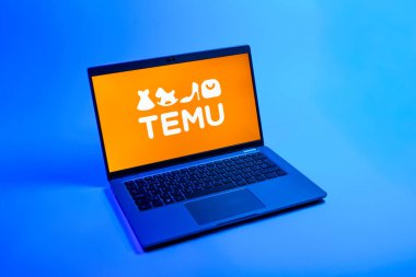Prag, Çek Cumhuriyeti - 08 12 2025: Temu logosunu gösteren bir dizüstü bilgisayarın tepeden aşağı görüntüsü. Temu çevrimiçi uygun fiyatlı ürünler için bir e-ticaret platformudur..