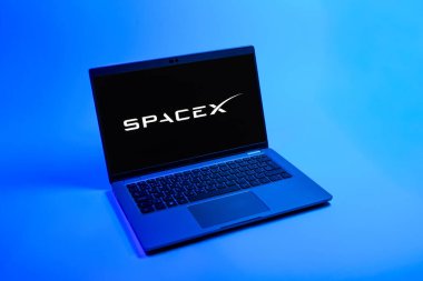 Prag, Çek Cumhuriyeti - 08 12 2025: SpaceX logosunu gösteren tek bir arkaplanda dizüstü bilgisayarın yukarıdan aşağı görüntüsü. SpaceX uzay keşfi ve roket fırlatmaları için özel bir şirkettir..