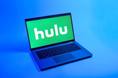 Prag, Çek Cumhuriyeti - 08 12 2025: Hulu logosunu gösteren bir dizüstü bilgisayarın tepeden aşağı görüntüsü. Hulu TV şovları, filmler ve canlı TV için bir yayın platformu..