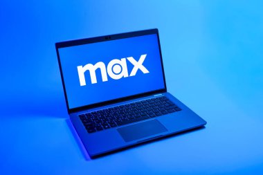 Prag, Çek Cumhuriyeti - 08 12 2025: Max logosunu gösteren bir dizüstü bilgisayarın tepeden aşağı görüntüsü. Max, filmler, TV programları ve özgün içerikler için bir yayın platformudur..