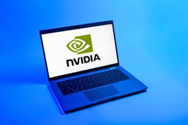 Prag, Çek Cumhuriyeti - 08 12 2025: NVIDIA logosunu gösteren bir dizüstü bilgisayarın tepeden aşağı görüntüsü. NVIDIA, GPU ve yapay zeka donanımı alanında uzmanlaşmış bir teknoloji şirketidir..