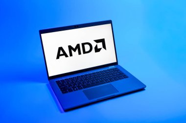 Prag, Çek Cumhuriyeti - 08 12 2025: Tek bir arkaplanda AMD logosunu gösteren dizüstü bilgisayarın yukarıdan görünüşü. AMD, işlemci ve işlemci üreten yarı iletken bir şirkettir..