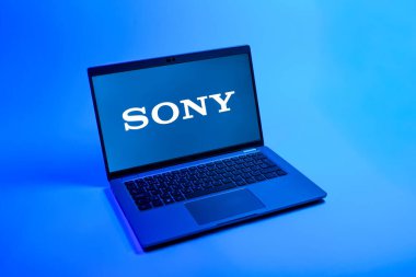 Prag, Çek Cumhuriyeti - 08 12 2025: Sony logosunu gösteren bir dizüstü bilgisayarın tepeden aşağı görüntüsü. Sony elektronik, oyun ve eğlence üreten bir teknoloji şirketidir..