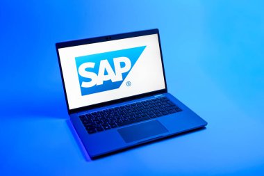 Prag, Çek Cumhuriyeti - 08 12 2025: SAP logosunu gösteren bir dizüstü bilgisayarın tepeden aşağı görüntüsü. SAP, şirket uygulamaları ve çözümleri sağlayan bir yazılım şirketidir..