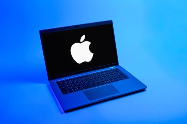 Prag, Çek Cumhuriyeti - 08 12 2025: Apple logosunu gösteren bir dizüstü bilgisayarın tepeden aşağı görüntüsü. Apple iPhone, bilgisayar ve hizmet üreten bir teknoloji şirketidir..