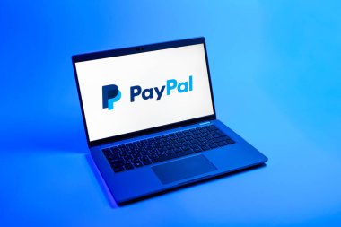 Prag, Çek Cumhuriyeti - 08 12 2025: PayPal logosunu gösteren bir dizüstü bilgisayarın tepeden aşağı görüntüsü. PayPal çevrimiçi ödemeler ve para transferleri için bir platformdur.