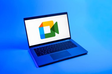 Prag, Çek Cumhuriyeti - 08 12 2025: Google Meet logosunu gösteren bir dizüstü bilgisayarın tepeden aşağı görüntüsü. Google Meet video toplantıları ve çevrimiçi işbirliği için bir platformdur.