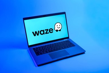 Prag, Çek Cumhuriyeti - 08 12 2025: Waze logosunu gösteren bir dizüstü bilgisayarın tepeden aşağı görüntüsü. Waze, gerçek zamanlı trafik ve rota planlaması için bir navigasyon uygulamasıdır..