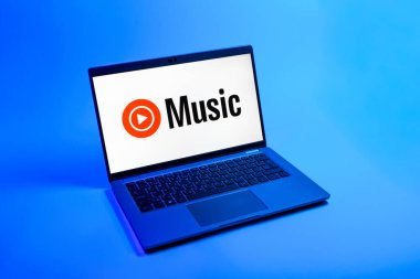 Prag, Çek Cumhuriyeti - 08 12 2025: Youtube Müzik logosunu gösteren bir dizüstü bilgisayarın tepeden aşağı görüntüsü. Youtube Music müzik için bir platformdur..