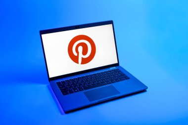 Prag, Çek Cumhuriyeti - 08 12 2025: Pinterest logosunu gösteren bir dizüstü bilgisayarın tepeden aşağı görüntüsü. Pinterest fikirleri görsel olarak keşfetmek ve kaydetmek için bir platformdur..