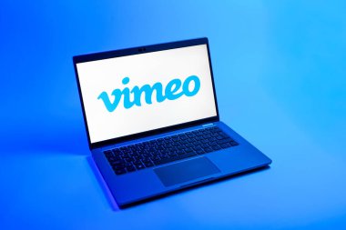 Prag, Çek Cumhuriyeti - 08 12 2025: Vimeo logosunu gösteren tek bir arka plandaki dizüstü bilgisayarın yukarıdan görünüşü. Vimeo, yüksek kaliteli video sunucu ve paylaşımı için bir platformdur.