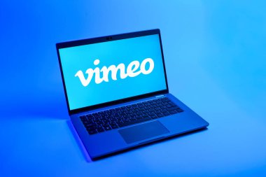 Prag, Çek Cumhuriyeti - 08 12 2025: Vimeo logosunu gösteren tek bir arka plandaki dizüstü bilgisayarın yukarıdan görünüşü. Vimeo, yüksek kaliteli video sunucu ve paylaşımı için bir platformdur.