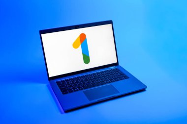 Prag, Çek Cumhuriyeti - 08 12 2025: Google One logosunu gösteren bir dizüstü bilgisayarın yukarıdan aşağı görüntüsü. Google 1 bulut depolama ve abonelik hizmetleri için bir platformdur.