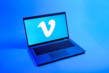Prag, Çek Cumhuriyeti - 08 12 2025: Vimeo logosunu gösteren tek bir arka plandaki dizüstü bilgisayarın yukarıdan görünüşü. Vimeo, yüksek kaliteli video sunucu ve paylaşımı için bir platformdur.