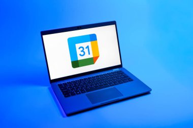 Prag, Çek Cumhuriyeti - 08 12 2025: Google Takvim logosunu gösteren tek bir arkaplanda bir dizüstü bilgisayarın yukarıdan aşağı görüntüsü. Google Takvimi olayları zamanlamak ve yönetmek için bir platformdur.