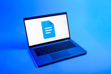 Prag, Çek Cumhuriyeti - 08 12 2025: Google Docs logosunu gösteren bir dizüstü bilgisayarın yukarıdan aşağı görüntüsü. Google Docs metin belgeleri oluşturmak ve düzenlemek için bir platformdur.