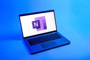 Prag, Çek Cumhuriyeti - 08 12 2025: Microsoft OneNote logosunu gösteren bir dizüstü bilgisayarın tepeden aşağı görüntüsü. Microsoft OneNote not almak ve düzenlemek için bir platformdur.