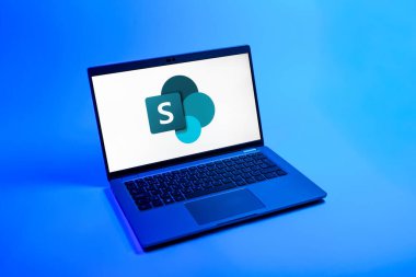 Prag, Çek Cumhuriyeti - 08 12 2025: Microsoft Sharepoint logosunu gösteren bir dizüstü bilgisayarın tepeden aşağı görüntüsü. Microsoft Sharepoint işbirliği ve belge yönetimi için bir platformdur.