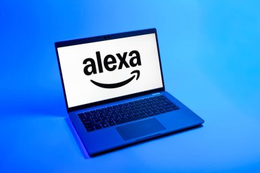 Prag, Çek Cumhuriyeti - 08 12 2025: Alexa logosunu gösteren bir dizüstü bilgisayarın tepeden aşağı görüntüsü. Alexa akıllı aygıtlar ve servisler için ses asistanıdır.