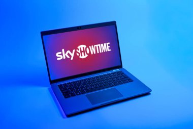 Prag, Çek Cumhuriyeti - 08 12 2025: SkyShowtime logosunu gösteren bir dizüstü bilgisayarın tepeden aşağı görüntüsü. SkyShowtime, sinema ve televizyon dizileri için bir yayın platformudur..