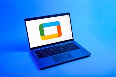 Prag, Çek Cumhuriyeti - 08 12 2025: Google TV logosunu gösteren tek bir arkaplanda bir dizüstü bilgisayarın yukarıdan aşağı görüntüsü. Google TV film, program ve uygulamalar için bir platformdur..