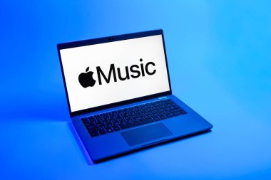 Prag, Çek Cumhuriyeti - 08 12 2025: Apple Music logosunu gösteren bir dizüstü bilgisayarın tepeden aşağı görüntüsü. Apple Music müzik için bir platformdur..