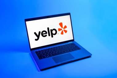 Prag, Çek Cumhuriyeti - 08 12 2025: Yelp logosunu gösteren bir dizüstü bilgisayarın tepeden aşağı görüntüsü. Yelp yerel işletmeleri bulmak ve incelemek için bir platformdur.