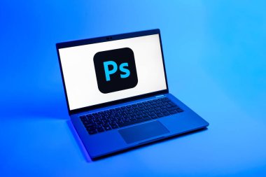 Prag, Çek Cumhuriyeti - 08 12 2025: Photoshop logosunu gösteren bir dizüstü bilgisayarın tepeden aşağı görüntüsü. Photoshop resim düzenleme ve oluşturma için bir yazılımdır..