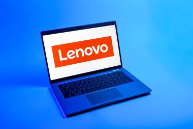 Prag, Çek Cumhuriyeti - 08 12 2025: Lenovo logosunu gösteren bir dizüstü bilgisayarın tepeden aşağı görüntüsü. Lenovo bilgisayar ve elektronik üreten bir teknoloji şirketidir..