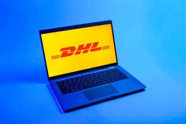 Prag, Çek Cumhuriyeti - 08 12 2025: DHL logosunu gösteren bir dizüstü bilgisayarın tepeden aşağı görüntüsü. DHL uluslararası nakliye hizmeti sunan bir lojistik şirketidir..