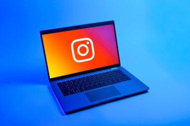 Prag, Çek Cumhuriyeti - 08 12 2025: Instagram logosunu gösteren tek bir arkaplanda bir dizüstü bilgisayarın yukarıdan aşağı görüntüsü. Instagram fotoğraf ve video paylaşımı için bir sosyal medya platformudur..