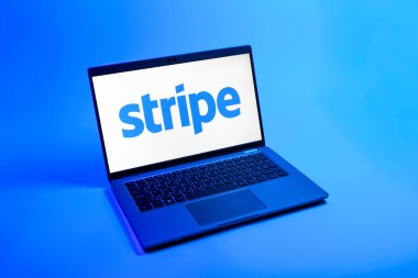 Prag, Çek Cumhuriyeti - 08 12 2025: Çizgili logoyu gösteren bir dizüstü bilgisayarın tepeden aşağı görüntüsü. Stripe çevrimiçi ödeme işlemleri ve işlemleri için bir platformdur.