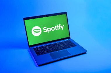 Prag, Çek Cumhuriyeti - 08 12 2025: Spotify logosunu gösteren bir dizüstü bilgisayarın tepeden aşağı görüntüsü. Spotify müzik dinlemek ve keşfetmek için bir platformdur.