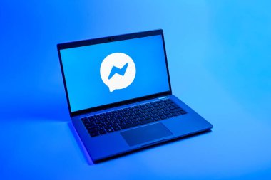 Prag, Çek Cumhuriyeti - 08 12 2025: Elçi logosunu gösteren tek tip bir arkaplanda bir dizüstü bilgisayarın yukarıdan görünüşü. Haberci Facebook 'ta mesajlaşma ve sohbet için bir platformdur.