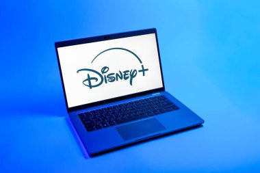 Prag, Çek Cumhuriyeti - 08 12 2025: Disney + logosunu gösteren tek bir arkaplanda dizüstü bilgisayarın yukarıdan aşağı görüntüsü. Disney + film ve televizyon programları için bir yayın platformu.