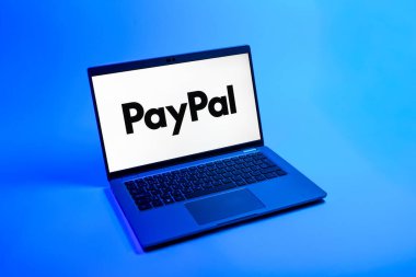 Prag, Çek Cumhuriyeti - 08 12 2025: PayPal logosunu gösteren bir dizüstü bilgisayarın tepeden aşağı görüntüsü. PayPal çevrimiçi ödemeler ve para transferleri için bir platformdur.