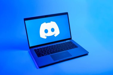 Prag, Çek Cumhuriyeti - 08 12 2025: Discord logosunu gösteren bir dizüstü bilgisayarın tepeden aşağı görüntüsü. Discord ses, video ve metin iletişimi için bir platformdur..