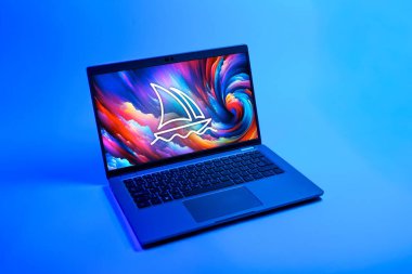 Prag, Çek Cumhuriyeti - 08 12 2025: Orta Yolculuk logosunu gösteren bir dizüstü bilgisayarın tepeden aşağı görüntüsü. Midtrip yapay zeka ürünü resimler ve sanat için bir platformdur..