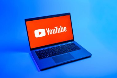 Prag, Çek Cumhuriyeti - 08 12 2025: Youtube logosunu gösteren bir dizüstü bilgisayarın tepeden aşağı görüntüsü. Youtube dünya çapında videoları izlemek ve paylaşmak için bir platform.