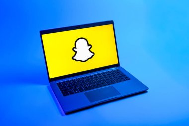 Prag, Çek Cumhuriyeti - 08 12 2025: Snapchat logosunu gösteren bir dizüstü bilgisayarın tepeden aşağı görüntüsü. Snapchat fotoğraf, video ve geçici mesajlar göndermek için bir uygulamadır.