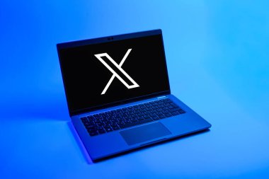 Prag, Çek Cumhuriyeti - 08 12 2025: X logosunu gösteren tek bir arka planda dizüstü bilgisayarın yukarıdan görünüşü. X, kısa gönderileri ve güncellemeleri paylaşmak için bir platformdur.