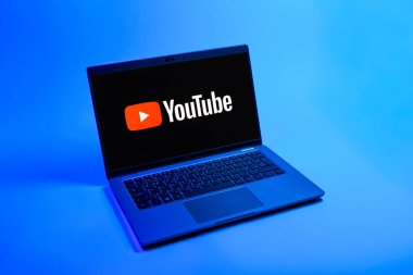 Prag, Çek Cumhuriyeti - 08 12 2025: Youtube logosunu gösteren bir dizüstü bilgisayarın tepeden aşağı görüntüsü. Youtube dünya çapında videoları izlemek ve paylaşmak için bir platform.