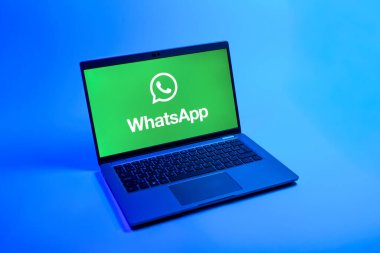 Prag, Çek Cumhuriyeti - 08 12 2025: Tek bir arkaplanda WhatsApp logosunu gösteren bir dizüstü bilgisayarın yukarıdan görünüşü. WhatsApp mesaj, çağrı ve medya göndermek için bir uygulamadır.