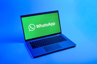 Prag, Çek Cumhuriyeti - 08 12 2025: Tek bir arkaplanda WhatsApp logosunu gösteren bir dizüstü bilgisayarın yukarıdan görünüşü. WhatsApp mesaj, çağrı ve medya göndermek için bir uygulamadır.