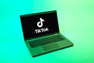 Prag, Çek Cumhuriyeti - 08 12 2025: TikTok logosunu gösteren bir dizüstü bilgisayarın tepeden aşağı görüntüsü. TikTok kısa, yaratıcı ve viral video platformu.