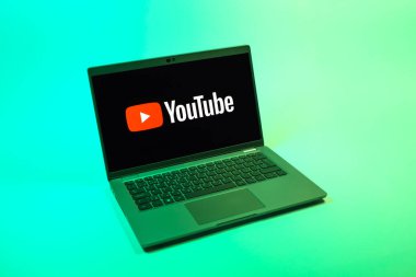 Prag, Çek Cumhuriyeti - 08 12 2025: Youtube logosunu gösteren bir dizüstü bilgisayarın tepeden aşağı görüntüsü. Youtube dünya çapında videoları izlemek ve paylaşmak için bir platform.