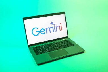 Prag, Çek Cumhuriyeti - 08 12 2025: Gemini logosunu gösteren bir dizüstü bilgisayarın tepeden aşağı görüntüsü. Gemini kripto para ticareti ve yönetimi için bir platformdur..