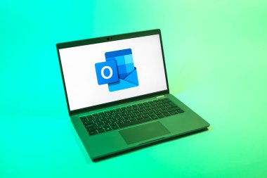 Prag, Çek Cumhuriyeti - 08 12 2025: Outlook logosunu gösteren bir dizüstü bilgisayarın tepeden aşağı görüntüsü. Outlook iletileri göndermek ve yönetmek için bir e- posta platformudur.