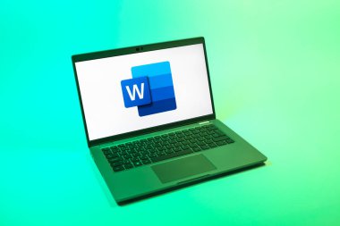 Prag, Çek Cumhuriyeti - 08 12 2025: Kelimenin logosunu gösteren tek tip bir arkaplanda bir dizüstü bilgisayarın yukarıdan görünüşü. Word belge yaratmak ve düzenlemek için bir yazılımdır..